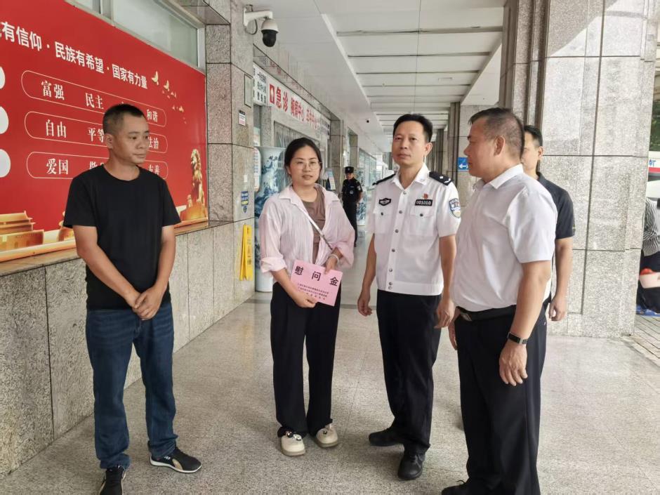 广西禁毒基金会理事长慰问患重病民警